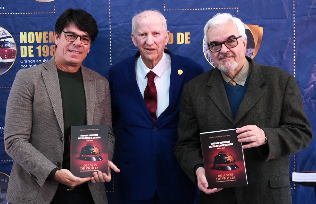 O designer gráfico Fábio Feminella, o autor Coronel Milton Antônio Lazzaris, e o editor e preparador de originais jornalista Mário Xavier, diretor da Redactor Comunicação